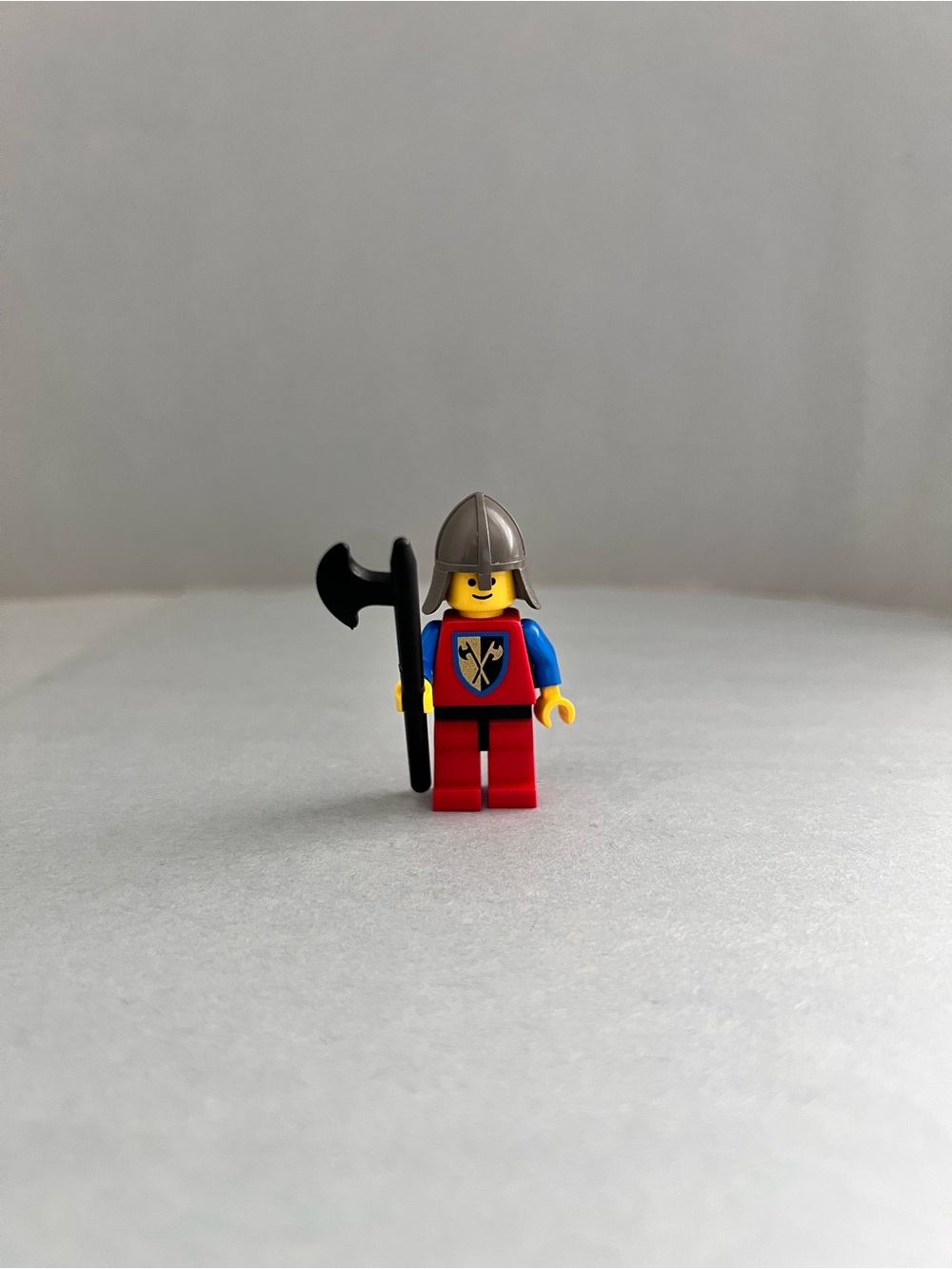 LEGO Castle Lion Knights Crusader Axe Soldier Minifigure